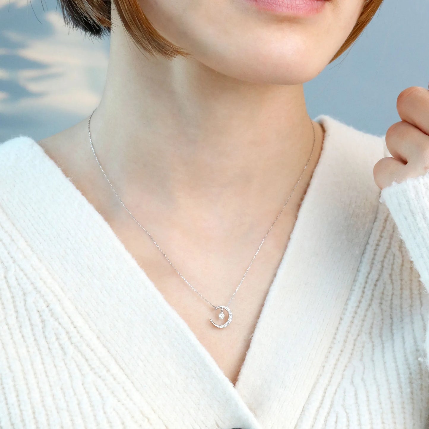 シングルダンシングストーンネックレス ダイヤモンド0.1ct 三日月 K10WG製 SKP-0006-W10 着用3