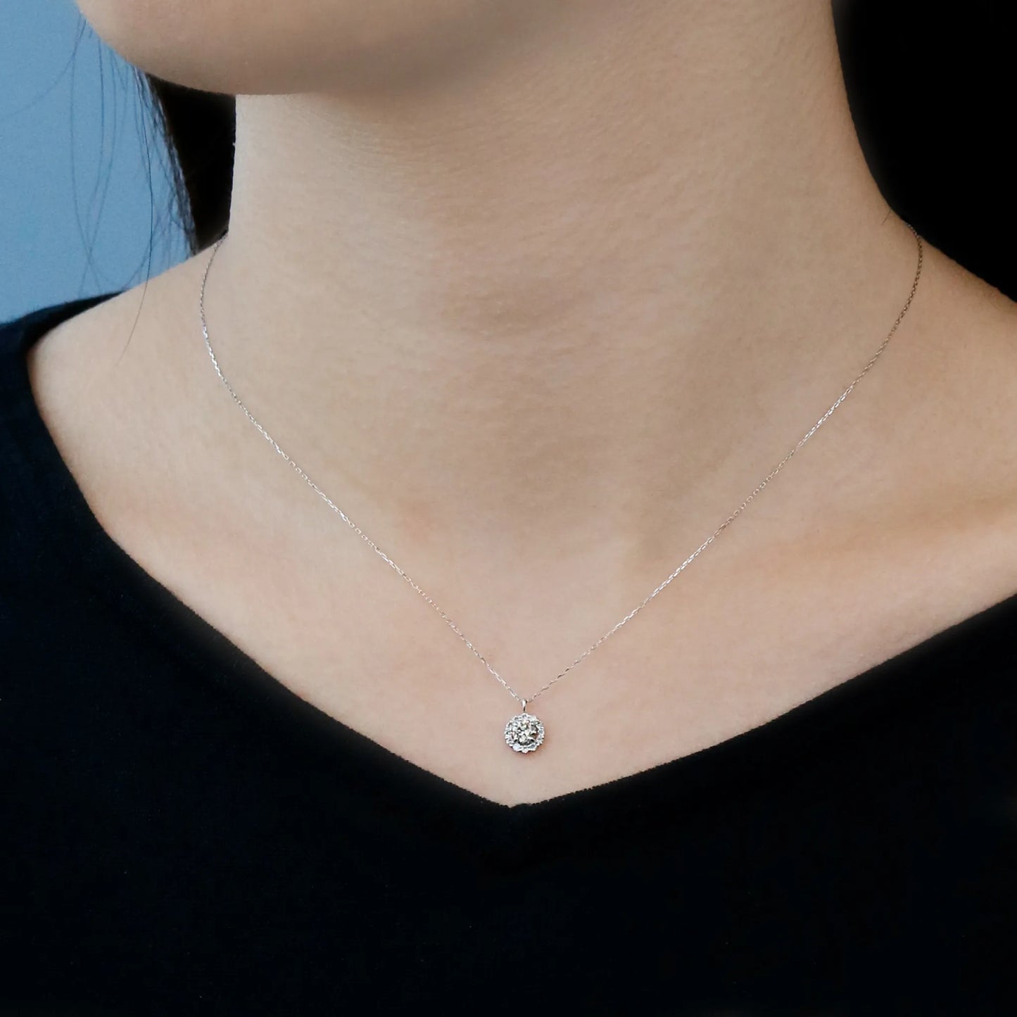ネックレス ダイヤモンドtotal0.30ct 取り巻き Pt900製 FJP-8810-Pt 着用イメージ