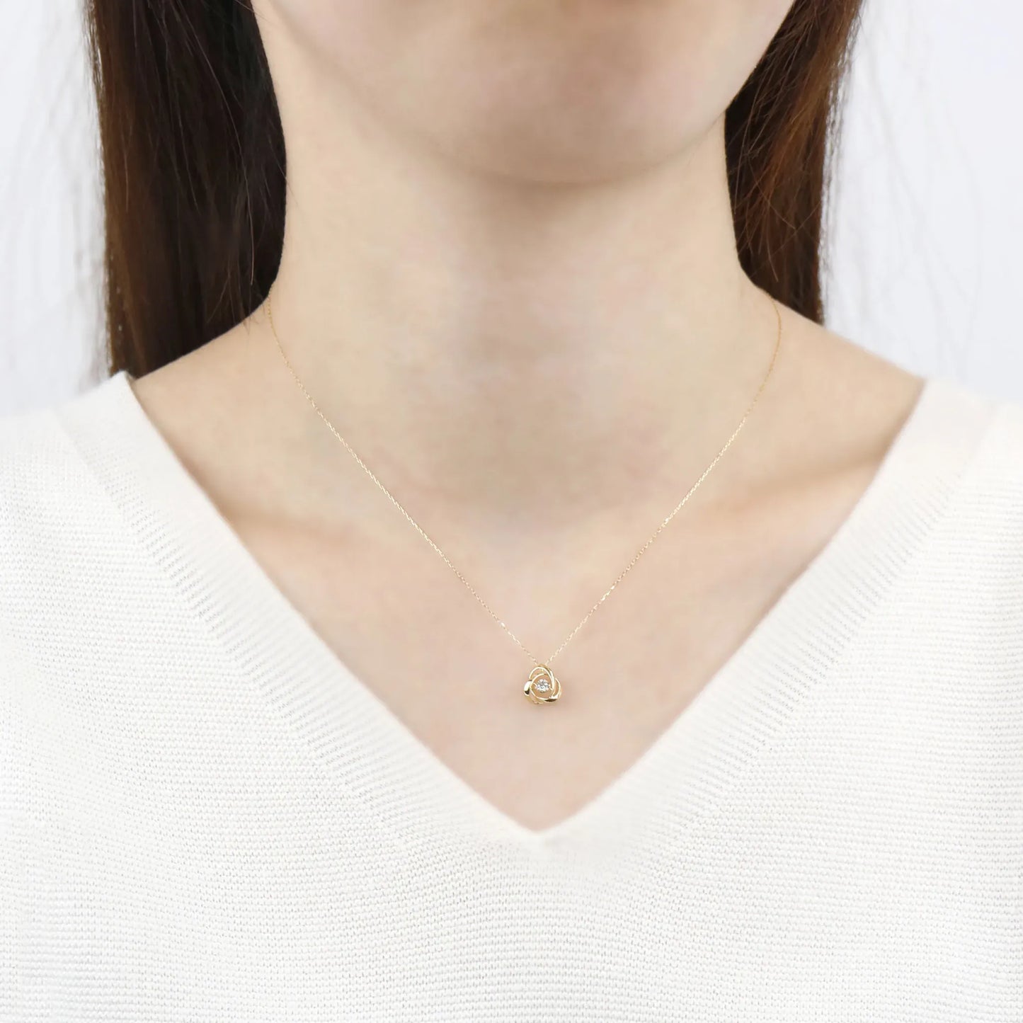 【カード鑑別書付き】ダンシングストーンネックレス ダイヤモンド0.09ct メビウス K18YG製 FTW-4204-YG 着用イメージ
