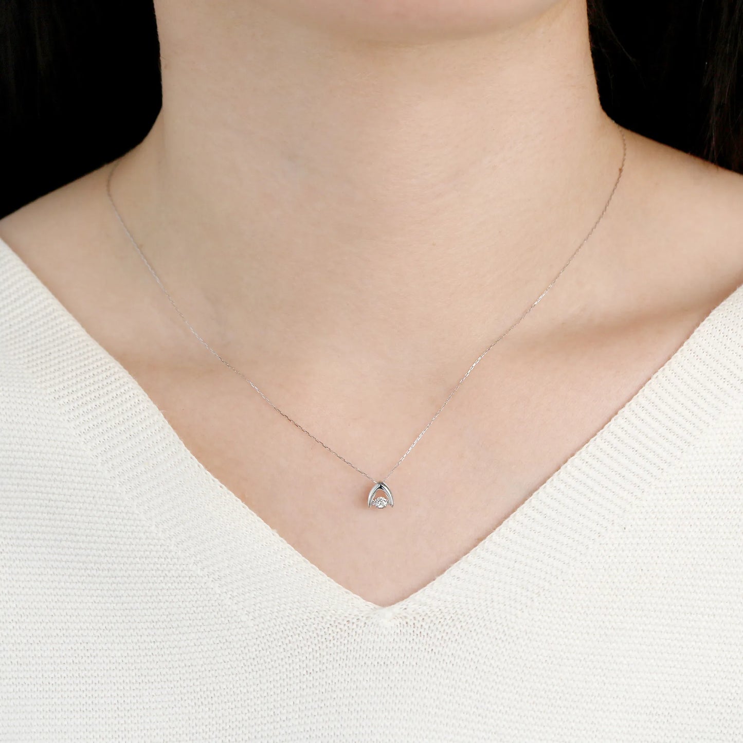 ダンシングストーンネックレス ダイヤモンド0.08ct 逆V字 Pt900製 LFV-0829-Pt