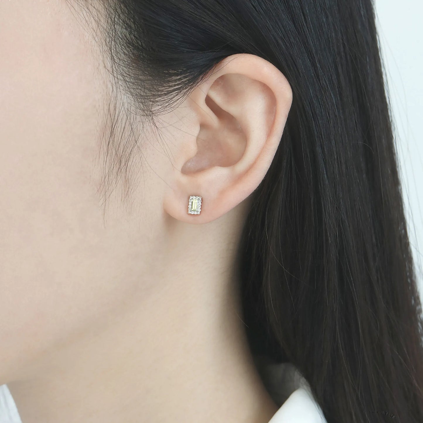ピアス ペリドット0.1カラット/ダイヤモンド0.05カラット ×2 Pt900製 バゲット取り巻き FJE-1025PR-Pt 着用イメージ