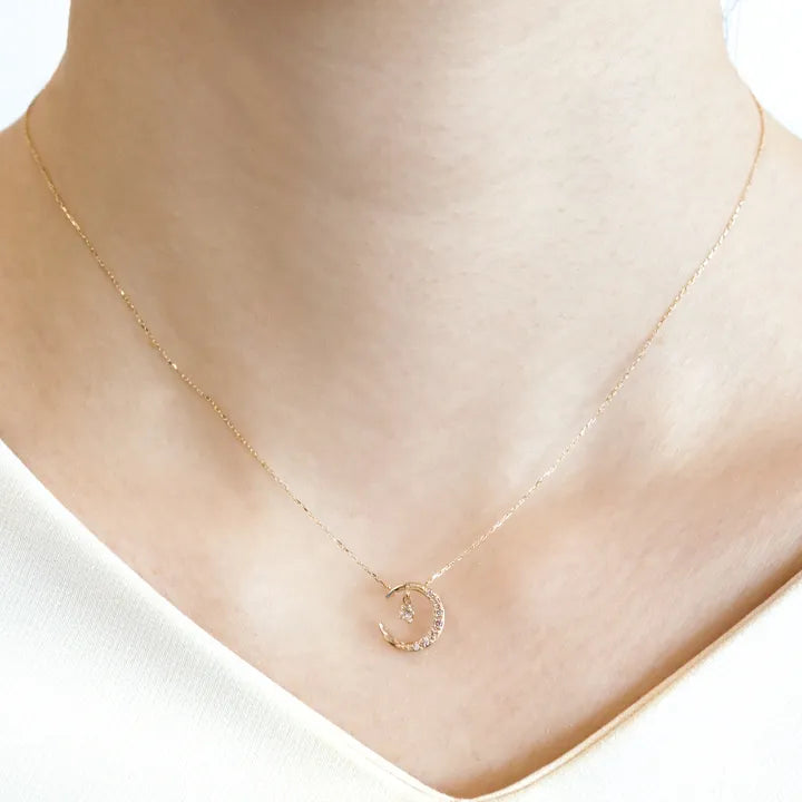 シングルダンシングストーンネックレス ダイヤモンド0.1ct 三日月 K10YG製 SKP-0006-Y10 着用