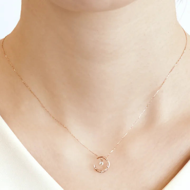 シングルダンシングストーンネックレス ダイヤモンド0.1ct 三日月 K10PG製 SKP-0006-P10 着用