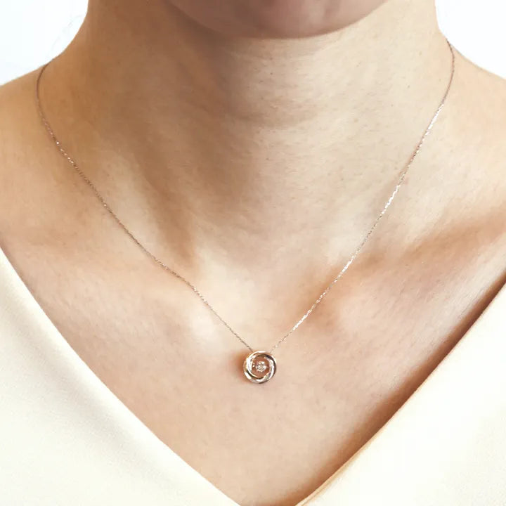 ダンシングストーンネックレス ダイヤモンド0.1ct サークル型 コンビ FTW-4239 着用