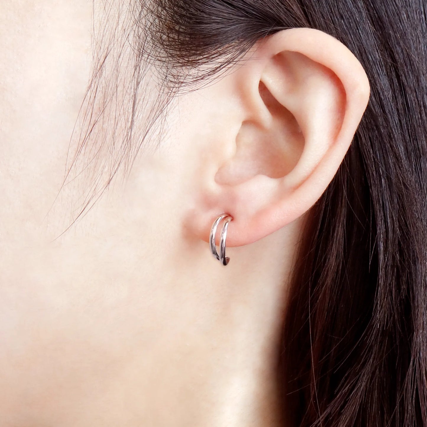 ハーフフープピアス Duo Wave Beside Pt900製 FJE-1017-PtA 着用