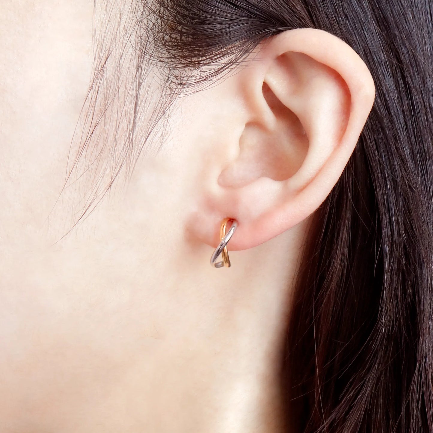 ハーフフープピアス Duo Wave Cross K18YG×Pt900製 FJE-1018-コンビ 着用