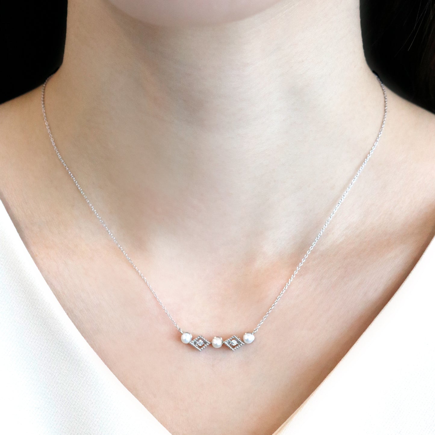 パールコレクション スクエアネックレス WG 着用