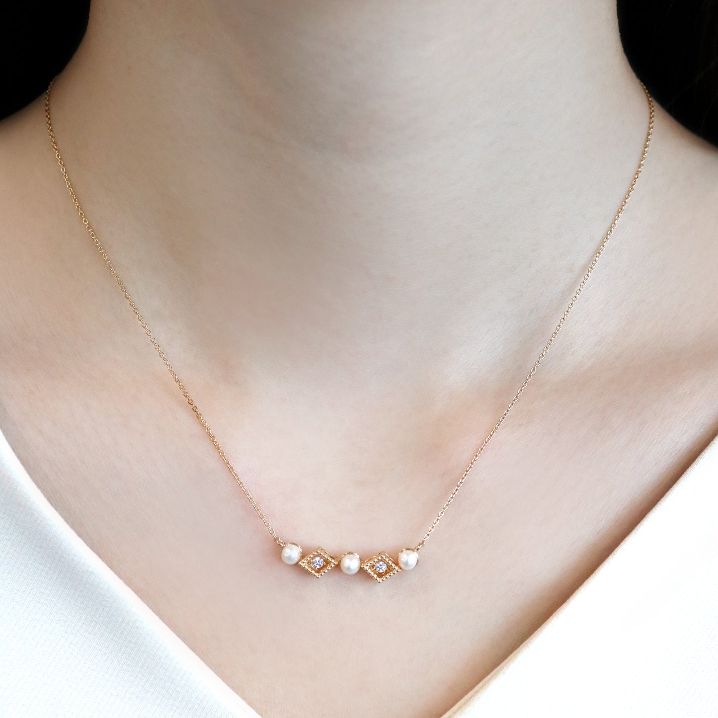 パールコレクション スクエアネックレス 着用