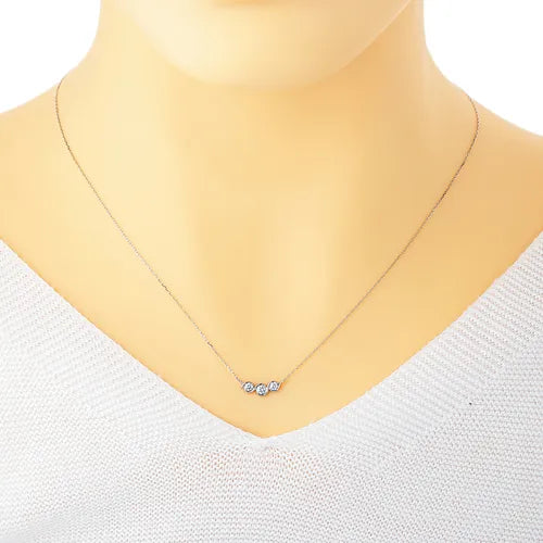 パーフェクトダイヤモンド トータル0.04ct ネックレス ツイスト Pt900製 FJP-8665-PtB 着用イメージ