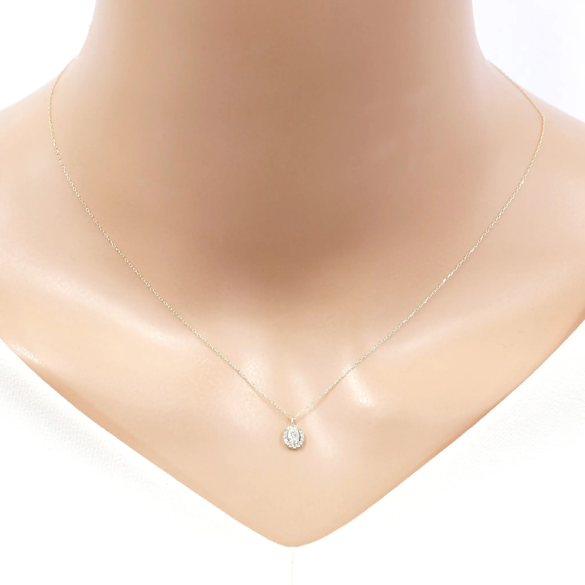 ネックレス　ダイヤモンド0.17ct　K18YG製　オーバル取り巻き　ＦＪＰ−８７４２−ＹＧＡ　着用イメージ