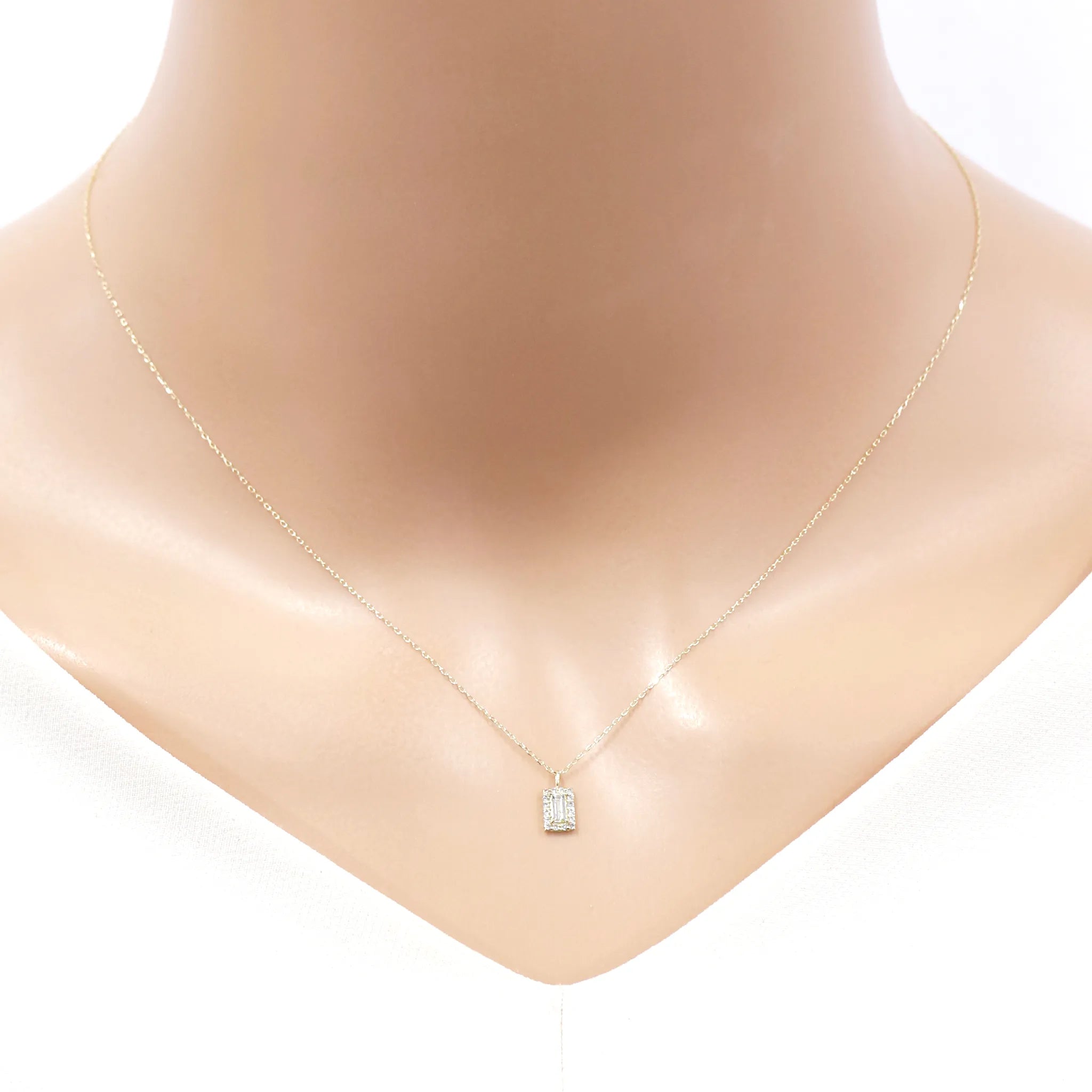 ネックレス　ダイヤモンド0.15ct　K18YG製　バゲット取り巻き　ＦＪＰ−８７４８−ＹＧＮ　着用イメージ