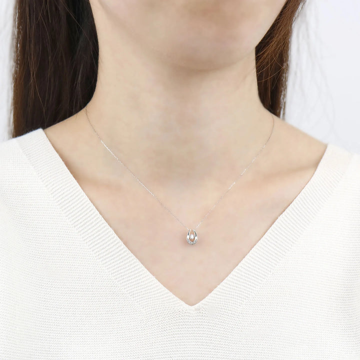 【カード鑑別書付き】ダンシングストーンネックレス　Ｄカラーダイヤモンド0.09ct　馬蹄　Ｐｔ９００製　ＳＳＤ－０３４０－Ｐｔ９５　着用イメージ