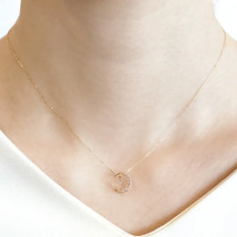 シングルダンシングストーンネックレス　ダイヤモンド0.1ct　三日月　K10YG製　ＳＫＰ－０００６－Ｙ１０　着用